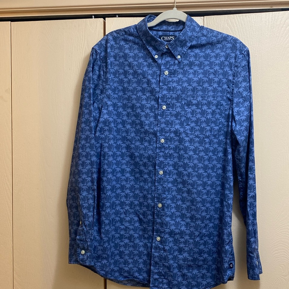 New CHAPS Men's LS Dress Shirt Size Medium Printed Palm Tree Hawaiian Blue